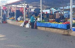 Pazarcılardan Atatürk’e saygı duruşu