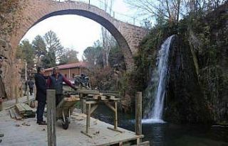 Pepouza ile Clandras Köprüsü arasında 5,5 kilometrelik...