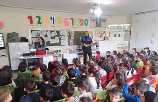 Polis anaokulu öğrencilerini bilgilendirdi