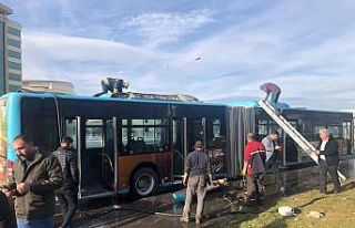 Polis memuru canını hiçe sayarak yanan otobüse...
