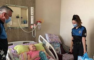 Polisler hastanede lösemi tedavisi gören çocuklarla...
