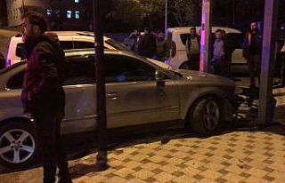 Polisten kaçan ehliyetsiz sürücü üst geçit direğine...