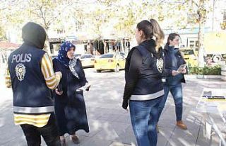 Polisten kadınlara şiddete karşı uyarı broşürü