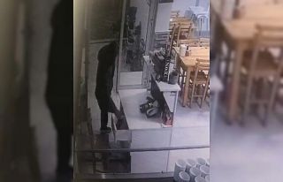 Rahat tavırlarıyla geldi, çekmecedeki paraları...