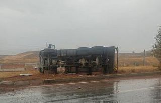 Refüje çarpan kamyon devrildi: 1 yaralı