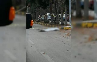 Refüje çarpan motosiklet sürücüsü hayatını...