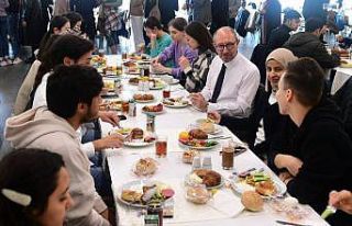 Rektör Erdal, Anadolu TÖMER öğrencileriyle kahvaltıda...
