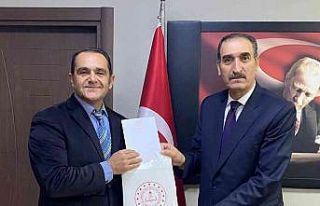 Resim yarışmasında birinci olan öğretmene hediyesi...