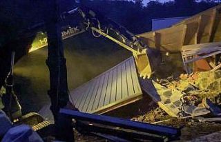 Rize’de ruhsatsız binalar yıkılıyor