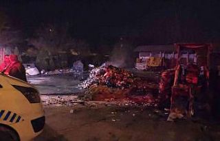 Ruhsatsız geri dönüşüm tesisinde yakılan ateş...