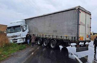 Sağanak yağışta kayan tır yolu trafiğe kapattı