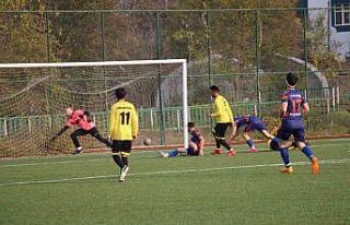 Sahada fenalaşan oyuncuya rakip takımın hocası...