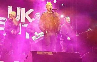 Sahnede üşüyen Haluk Levent elleri cebinde konser...