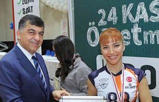 Şampiyon öğretmenler kupalarını kaldırdı