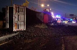 Samsun’da kömür yüklü tır devrildi: 1 yaralı