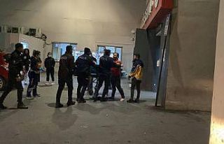 Sedyeden inip gazetecilerin üzerine koştu