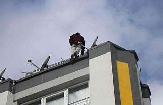 Sevgilisiyle tartışıp çatıya çıktı