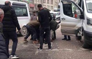 Seyir halindeyken başlayan tartışma durakta kavgaya...