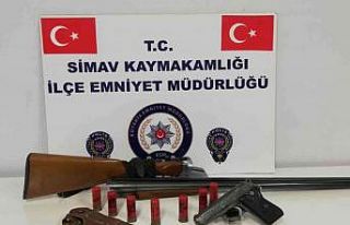 Simav’da bir araçta ruhsatsız tabanca ile av tüfeği...