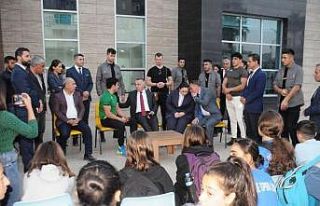 Şırnak Valisi Bilgin, gençlik merkezinde öğrencilerle...