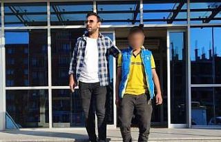 Sırtlandığı kapıyla polise yakalandı