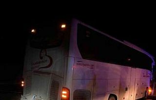 Sivas’ta yolcu otobüsü kayarak yoldan çıktı:...
