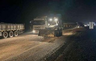 Siverek-Diyarbakır karayolunda tır devrildi: Yol...
