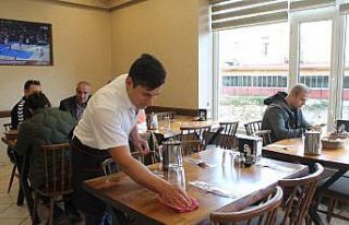 Soğuk havada Çoruh’un serin sularına girerek...