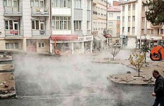 Soğukta dökülen asfalt caddeyi saunaya dönüştürdü