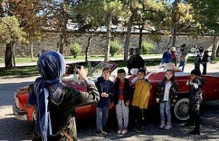 Sokakları süsleyen klasik araçlar adeta geçmişe...