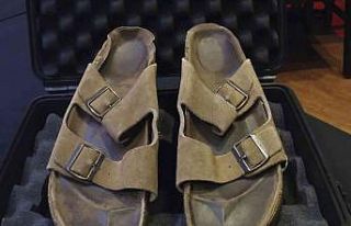 Steve Jobs’un terlikleri açık artırmayla 218...