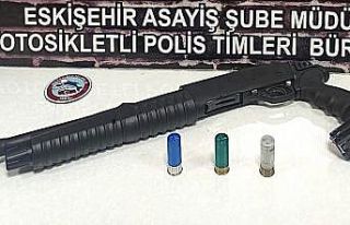 Şüpheli şahıslardan tabanca ve pompalı tüfek...