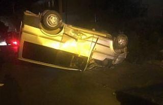 Takla atan minibüsteki 2 kişi yaralandı