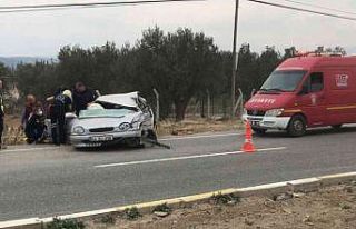 Takla atan otomobilde sıkışan 2 kişiyi itfaiye...