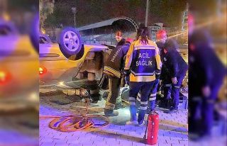 Takla atıp ters duran otomobilde sıkışan sürücü...