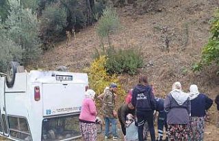 Tarım işçilerini taşıyan minibüs takla attı