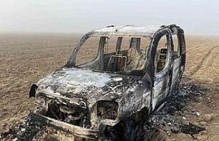 Tarlada yanan araç küle döndü