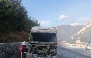 Tarsus’ta yanan tır kullanılmaz hale geldi