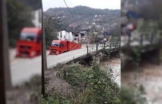 Taşan derede kalan sürücünün imdadına ekipler...