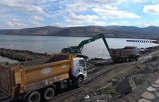 Tatvan sahilinde 50 bin metreküp dip çamuru temizlendi