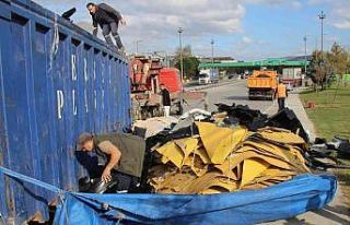 TEM’de hurda yüklü kamyon devrildi