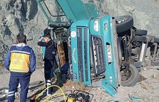 Tercan’da tırın devrilmesi sonucu 1’i çocuk...