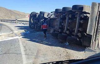 Tır devrildi: 1 yaralı