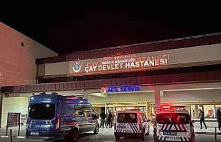 Tırın çadırını katlayan genç kepçenin altında...