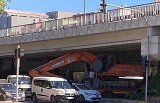 Tırın dorsesinde taşınan iş makinesi köprülü...