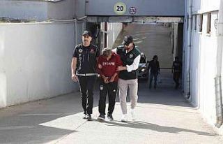 Tişörtünde "kaçış" yazılı torbacı...