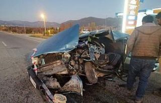 Tomruk yüklü kamyon otomobille çarpışt; 2 yaralı