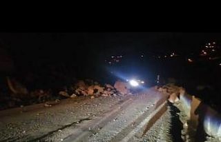 Trabzon-Gümüşhane karayoluna düşen taş ve kayalar...