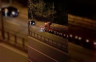 Trafikte yol verme kavgası cep telefonu kameralarına...