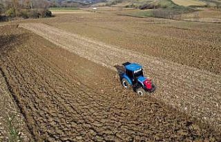 Traktörünün deposunu dolduran tarlasına koştu